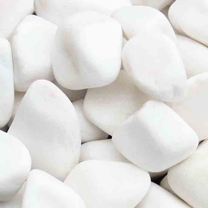 Krupan beli kameni obluci prečnika 6–10 cm u pakovanju od 25 kg za uređenje dvorišta i bašte