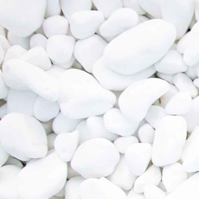 Prirodni beli kameni obluci prečnika 3.5–7 cm u pakovanju od 25 kg za uređenje dvorišta i bašte